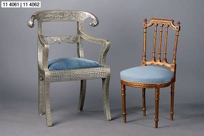 Stuhl, im Stil des Louis Seize von 1760, goldfarben gefaßt, Lehne repariert, reich geschnitzt, st. Gebr.-Sp., ca. 82x45x40 cm, Sh 43 cm