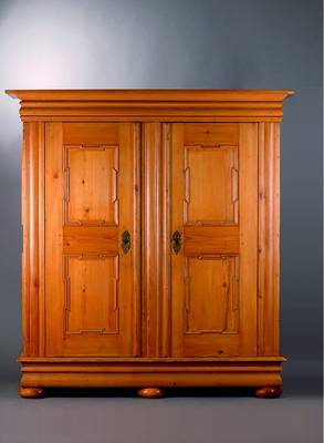 Barockschrank, Hessen/Kurpfalz, um 1780, WH,2-türig. front und Seiten kassettiert, Kopf getreppt, Fuß passig, Kugelfüße, st. Gebr.-Sp., alt ...