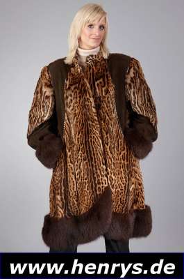 Longjacke aus Ozelot, Gr. ca. 40/42, Manschetten und Saumabschluß aus braunen Fuchsfellen, braunes Innenfutter, kl. Steh- kragen, 2 seitl. ...