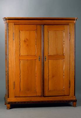 Schrank, deutsch, um 1835/40, Eiche, 2-türig, sog. Brezelfüllungen, abgerundete Ecken, zerlegbar, st. Gebr.-Sp., alt belassen, Leistenteile teils ...
