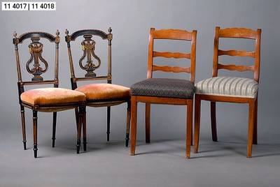 2 Stühle, deutsch, um 1840, Nußbaum, allseitig geschweift und geschnitzt, st. Gebr.-Sp., alt belassen, ca. 91x47x44 cm, Sh. 53 cm