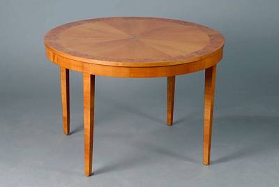 Kleiner Tisch, deutsch, um 1950, Entwurf Prof. Josef Tiedemann, Kirschbaum/Bergahorn, rund, Furnier 16-fach gespiegelt, Gebr.-Sp., H. 49 cm, D. 73 cm