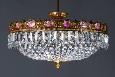 Großer Deckenlüster in Korbform, Spanien, um 1920-25, schweres breites Ornamentband, feine Porzellanmedaillons u. Prismenbehang, 6 Brennstellen, ...