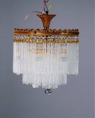 Mittelgrosser massiver Deckenlüster, Spanien, um 1925, feiner Ornamentik an massivem Bronze-Reif, daran, sowie an 2-fach gegliederter Ringhalterung ...