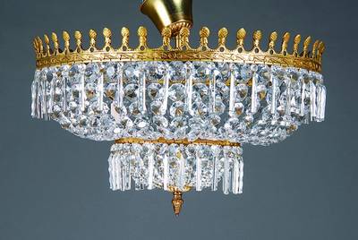 Massiver Deckenlüster, Spanien, Louis- Seize-Stil der 20-30er J., variierender Aufbau, korbförmig angeordnete umfangreiche Prismenstränge, ...