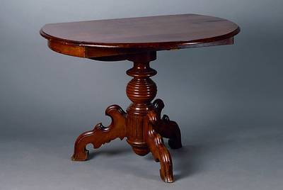Tisch, um 1880/90, Nußbaum, beidsetig abklappbar, gedrechselte Beine, Reste alten Wurmbefalls, st. Gebr.-Sp., alt belassen, ca. 79x82(126)x110 cm