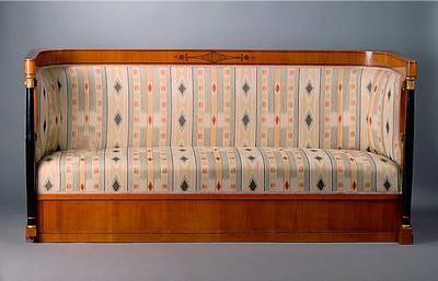 Sofa, wohl Stuttgart, um 1905/10, Kirschbaum, Zierleisten geschwärzt, teils goldfarbene Abschlüsse, schwarz intarsiert, Polsterung und Bezug alt ...
