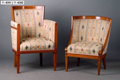 2 Armlehnsessel, wohl Stuttgart, um 1905/10,Kirschbaum, schwarz intarsiert, Polsterung undBezug alt belassen, Gebr.-Sp., ca. 94x63x66 cm, Sh. 46 cm