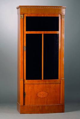 Vitrine, wohl Stuttgart, um 1905/10, Kirschbaum, 2-türig, obere Tür verglast und versprosst, teils goldfarbene Abschlüsse, teils berieben, schwarz ...