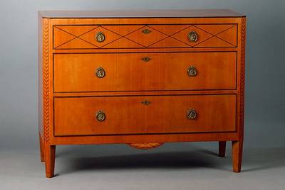 Kommode, wohl Stuttgart, um 1905/10, Kirschbaum, 3-schübig, reich verzierte Beschl., schwarz intarsiert, Gebr.-Sp., abgelfachte Ecken, ca. 98x125x54 ...