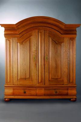 Barockschrank, deutsch, um 1750, Eiche, 2-türig, 2-schübig, Kopf geschweift, Inlets getreppt, Seiten kassettiert, Kopf getreppt, Fuß passig, ...