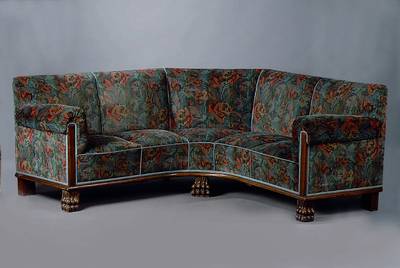 Ecksofa, deutsch, 30er Jahre, Nußbaum, Tatzenfüße, Fadenintarsien, Bezug sek., selten, st. Gebr.-Sp., ca. 93 cm, Sh. 47 cm