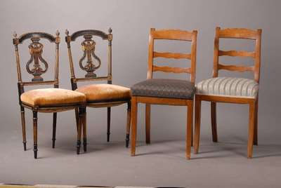 Zwei Ablegestühle, Frankreich, um 1880, nach Louis-Seize-Vorbild, Holz schwarz und goldfarben gefasst, reich geschnitzt, st. Gebr.-Sp., ca. 88x43x41 ...