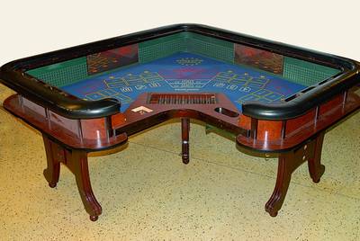 Casinotisch/Crabs-Würfeltisch aus dem Casino Austria in Wien, Gestell Palisander/Wurzelnuß, Lederumrandung, Leistenteile fehlen, ohne Chips, st. ...