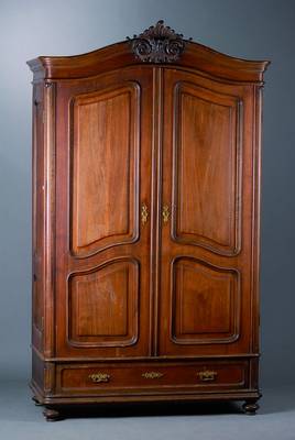 Paar Kleiderschränke, Österreich, um 1900, Nußbaum, je 2-türig, eine Schublade, Kopf m. Voluten und Akanthusblattschnitzerei, teils besch., ...