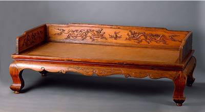 Thronbett/Opiumliege, China, um 1900 oder älter, wohl Kastanienholz massiv, reiche Schnitzereien, st. Gebr.-Sp., ca. 78x225 x130 cm, Liegefläche ...