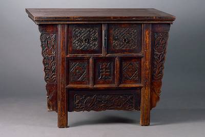 Gewürzschrank/Ahnenschrank, China, um 1900, WH, 2 Schubladen, Front m. reichem floralem dekor, schwundrissig, st. Gebr.-Sp., ca. 85x105x73cm