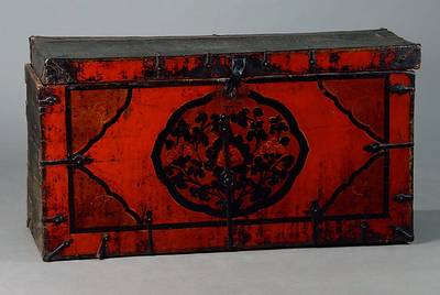 Kleine Kleidertruhe China, um 1900, z.T. Rotlack, Blumenmalerei, st. Gebr.-Sp., teils besch., ca. 52x98x36 cm