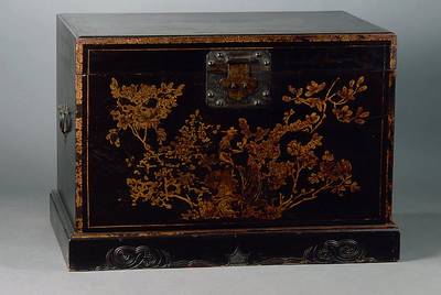 Gr. Lacktruhe, China, um 1900, für Kleider, schwarz gefasst., goldfarbener Blumendekor, Gebr.-Sp., ca. 73x101x66 cm