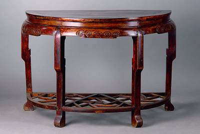 Wandkonsole/Ahnentisch, China, um 1900/20, Volutendekor, untere Ablegefläche in Durchbrucharbeit, Platte fleckig, st. Gebr.-Sp., ca. 84x123x62 cm