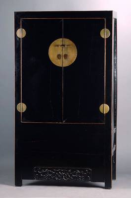 Schrank China, nach antikem Vorbild, 2. Hälfte 20. Jh., schwarz gefasst, 2-türig,st. Gebrauchsspuren, schwundrissig, ca. 185x103x55 cm