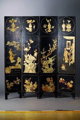 Paravant, China, um 1900, schwarz gefasst, reiche bunte Malerei, Schwarzlack stärker krakeliert, st. Gebr.-Sp., H. ca. 183 cm, 4 Teile, 1 Teil ca. ...