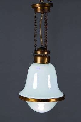 Große Deckenlampe, deutsch, um 1910/15, große Nähe zum Modell Luzette von Peter Behrens, glockenförmiger Milchglasschirm und farbloser gewölbter ...