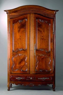 Schrank, Frankreich, um 1750, Nußbaum, auf Rahmen gearb., 2-türig, 1 Fußschublade, Zarge geschweift, Inlets geschweift u. getreppt, Mittelstück ...
