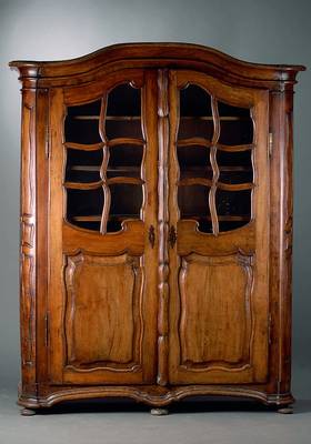 Vitrinenschrank, Raum Augsburg, um 1760, Nußbaum, 2-türig, teilverglast und versprosst,allseitig geschweift, Füße teils sek., Kopf getreppt, st. ...