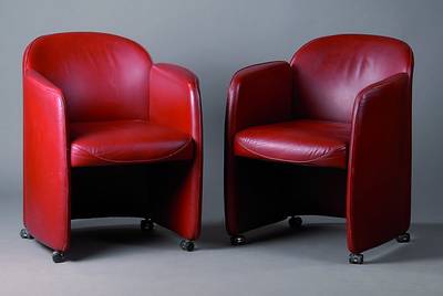 2 Sessel, deutsch, 70er Jahre, rotes Leder, Rollen, st. Gebr.-Sp., ca. 80x65x70 cm, Sh. 47cm