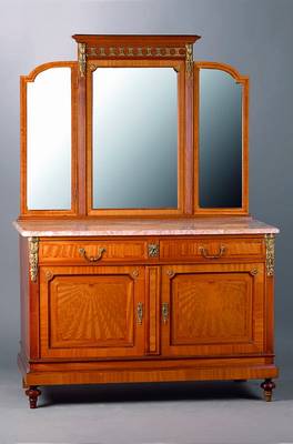 Spiegelkommode, Frankreich, um 1900, helles Mahagoni, Unterteil 2-türig, 2-schübig, Oberteil m. facett. Spiegelglas, Seitenteile klappbar, ...