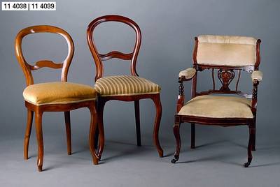 8 Louis-Philippe Stühle, um 1840, Nußbaum, Poslterung zum gr. Teil intakt, teils verschiedene Ausführungen, geschweift, Gebr. -Sp., ca. 97x46x45 ...