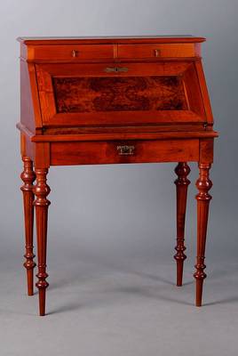 Damenschreibtisch, Gründerezeit, um 1880, Nußbaum, 3-schübig, 1 Klappe, Inneneinrichtungm. 2 Schubladen, 3 Ablegefächer, grüne Samteinlage, st. ...