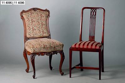 4 Stühle, England, um 1900, Mahagoni massiv, Rücke verstrebt, Bandintarsien, Beine verstrebt, abnehmbare Sitzkissen, Polsterung und Bezug erneuert, ...