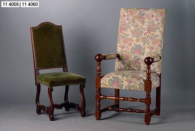 2 Armlehnsessel, deutsch, nach dem Vorbild v. 1860, Nußbaum, Beine und Armlehnen gedrechselt, Bezug und Polsterung erneuert, Gebr.-Sp., ca. ...