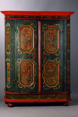 Bauernschrank, deutsch, um 1820, bunt gefasst m. reicher Blumenmalerei, 2-türig, abgeflachte Ecken, Kopf getreppt, st. Gebr. -Sp., ca. 190x152x57 cm
