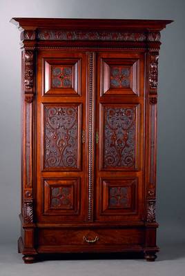 Schrank, deutsch, um 1880/90, Nußbaum, 2 -türig, Inlets mit reicher Flachschnitzerei, 1 Blenderschublade, Lisenen mit plastischen Köpfen, ...