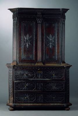 Sakristeischrank, deutsch, um 1760/70, Eiche massiv, auf Rahmen gearb., Verwendung v. sog. Hirnholz, aufgesetzte Rosetten, Schnitzereien aus dem ...