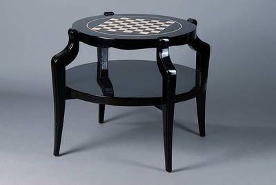 Spieltisch, Art-Deko-Stil, 2. Hälfte 20. Jh. , Holz schwarz lackiert, Gebr-Sp., dekorativ, Platte m. Schachbrettmuster, Gebr.-Sp., H. ca. 65 cm, D. ...