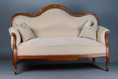 Sofa, westdeutsch, um 1835, Nußbaum/Buche, allseitig geschweift, Bezug erneuert, Nagelverz., st. Gebr.-Sp., ca. 108x170x87 cm, Sh. 48 cm