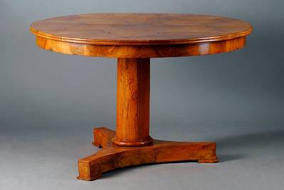 Runder Tisch, deutsch, um 1830, Korpus Wurzelnuß/Nußbaum, vielfach gesp., 3-Kantfuß, st. Gebr.-Sp., Reste alten Wurmbefalls, alt belassen, ...