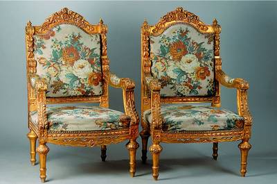 Paar Armlehnsessel, nach franz. Vorbild von 1770, Buche goldfarben gefasst, reich geschnitzt, Akanthusblatt und Blütenschnitzerei, Polsterung und ...