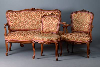Sitzgruppe, Frankreich, um 1900, Nußbaum, best. aus 2 Armlehnsesseln, 2 Stühle und ein Sofa, allseitig geschweift, Blüten und ...