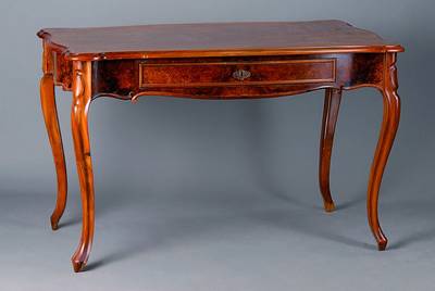 Schreibtisch, sog. bureau plat, um 1840, Nußbaum, 1 Schublade, allseitig geschweift, abgerundete Ecken, Platte schwundrissig, Gebr.-Sp., ca. ...