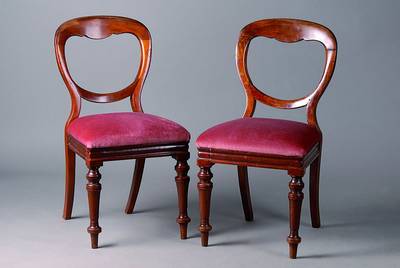 6 Stühle, England, um 1860, Nußbaum, Frontbeine gedrechselt, abnehmbare Sitzkissen, st. Gebr.-Sp., ca. 86x44x41 cm, Sh. 47 cm