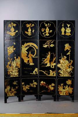 Paravant, China, um 1900, schwarz gefasst, mir reiche bunter Malerei, Schwarzlack stärkerkrakeliert, st. Gebr.-Sp., H. ca. 183 cm, 4 Teile, 1 Teil ...