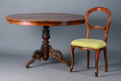 Tisch und vier Stühle, um 1870, Nußbaum, Tisch m. reich gedrechseltem Balusterschaft, ovale Platte, 4 sog. Löffelstühle, passend aber nicht ...
