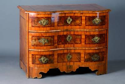 Kommode, süddeutsch, um 1760, NußbaumfurnierInlets m. Wurzelnußfurnier, 3-schübig, Front doppelt geschweift, reich verzierte Bronzebeschl., ...