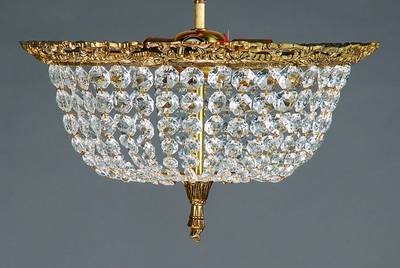 Deckenlüster, Frankreich, 20/30er Jahre, feiner Prismenbehang, drei Brennstellen, geprägter Baldachin, Fassungen aus der Zeit, vollständiges im ...