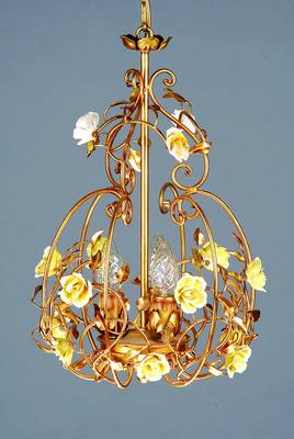 Deckenleuchter aus dem englischen Designerhaus Laura Ashley, 2. H. 20. Jh., begeistert durch seine ländlich-florale Optik, in zierlicher ...